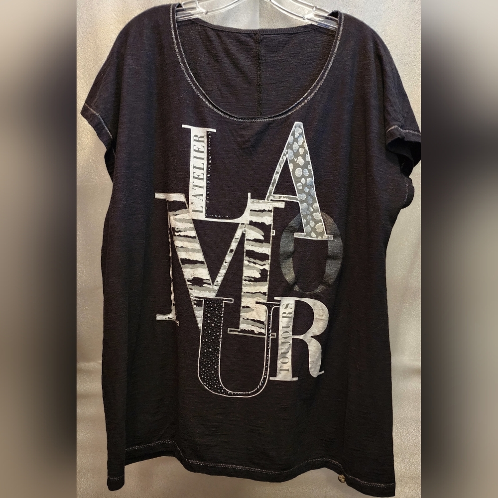 LAMOUR L'ATELIER TOUJOURS • Tredy Bling Graphic Tee w/Sliver Detail •  • Plus 2